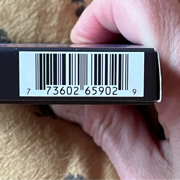 Stranger Things MAC blush “He Likes It Cold” powder blush NIB - Picture 5 of 6